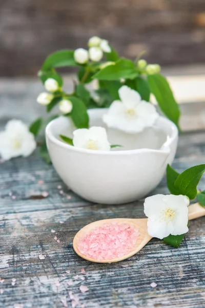 Spa e benessere con sale marino, essenza di olio, flusso di gelsomini — Foto Stock