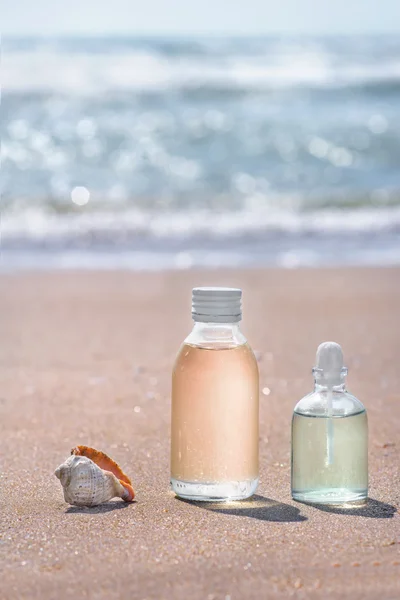 Butelki z esencją olejowego i skorupą w fale morskie. Spa i centrum odnowy biologicznej — Zdjęcie stockowe
