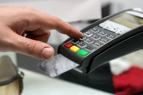 Pago con contraseña de tarjeta de crédito o débito. La mano del cliente está entrando —  Fotos de Stock