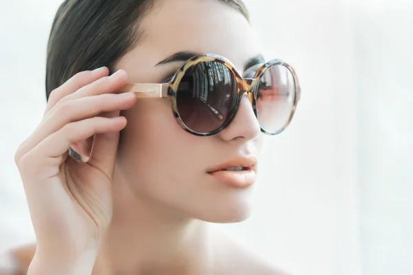 Portré egy gyönyörű divat modell napszemüveg. — Stock Fotó