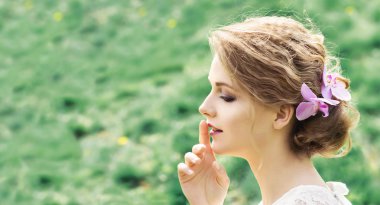 saç çiçekleri ile güzel bir genç kadın