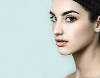 Boyalı güzel kadın yüz, sanatsal makyaj, vücut ve yüz sanatı