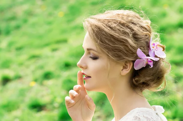Красива молода жінка з квітами у волоссі — стокове фото