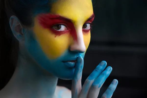 Boyalı güzel kadın yüz, sanatsal makyaj, vücut ve yüz sanatı