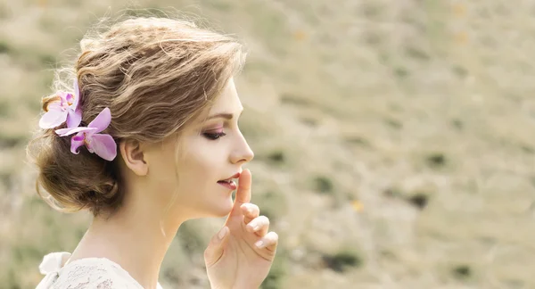 Hermosa joven con flores en el pelo Imagen de stock