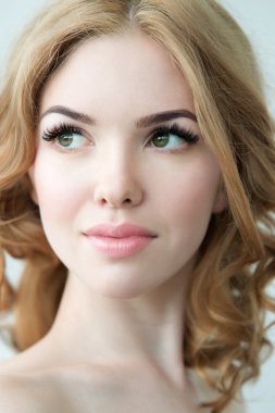 Mükemmel Taze Cilt ve Uzun Kirpikler ile Güzellik Modeli. 