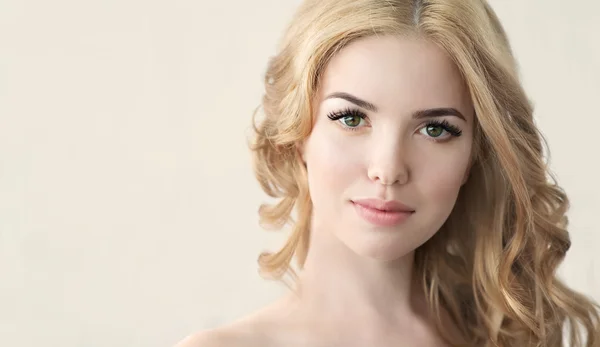 Beauty model met perfecte frisse huid en lange wimpers. — Stockfoto