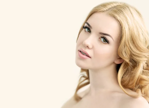 Beauty model met perfecte frisse huid, lange wimpers en tanden — Stockfoto