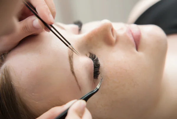 Wimpernverlängerungsverfahren. Frauenauge mit langen Wimpern. — Stockfoto