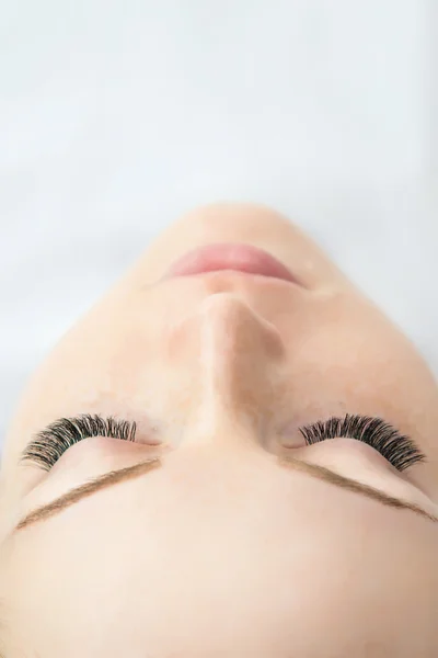 Procedimento de extensão das pestanas. Olho de mulher com pestanas longas. — Fotografia de Stock