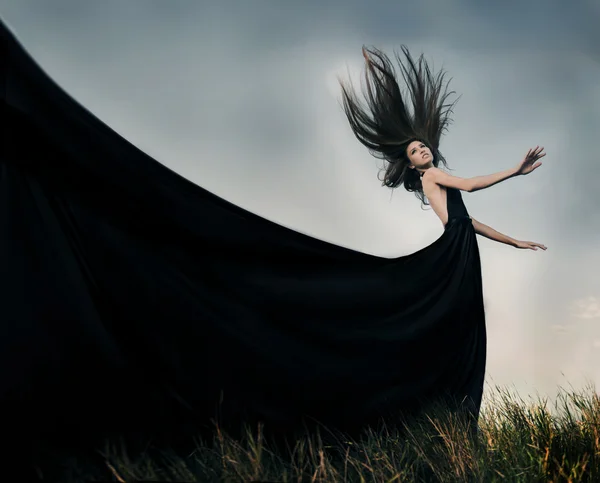 Модная женская модель с длинными вздутыми волосами на улице . — стоковое фото