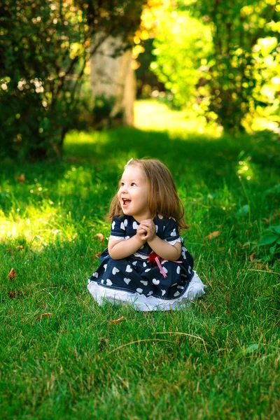 公园里草地上微笑的小女孩. — 图库照片