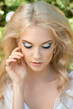 Güzel genç bir kadın. Makyaj ve saç stiling. 