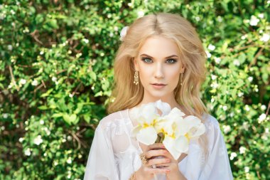 Güzel genç bir kadın. Makyaj ve saç stiling. 