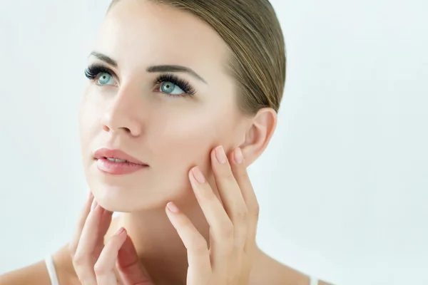 Mükemmel Taze Cilt ve Uzun Kirpikler ile Güzellik Modeli. 