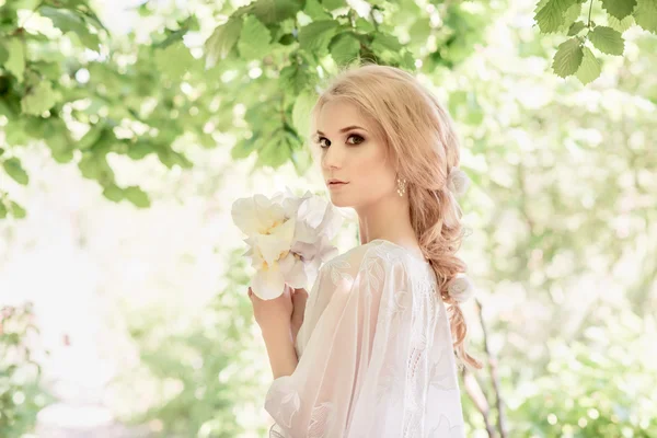 Gyönyörű fiatal nő a haj virágok — Stock Fotó