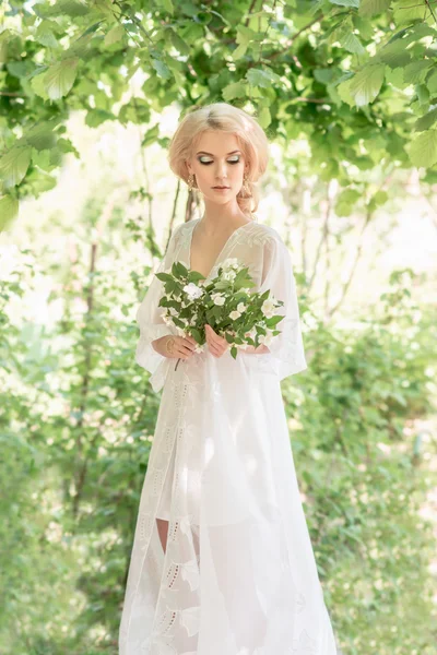 Mulher bonita com flores no cabelo — Fotografia de Stock