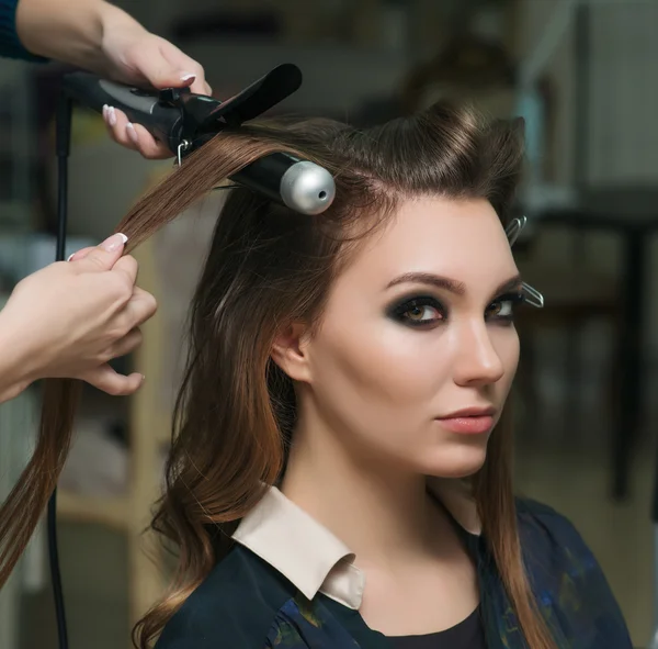 Friseur macht Klingeln für brünette Frau. Friseurarbeiten — Stockfoto