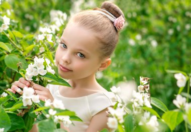 çimenlerde poz veren beyaz elbiseli güzel küçük kız 