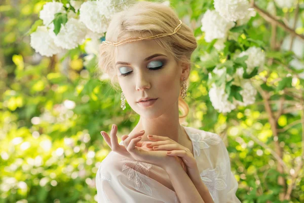 Mulher bonita com flores no cabelo — Fotografia de Stock