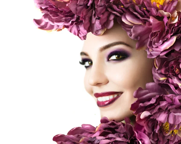 Beauty model z idealną świeżą skórą, długimi rzęsami i Flowe — Zdjęcie stockowe