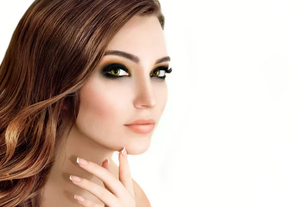 Hermosa modelo de moda con maquillaje, piel fresca perfecta y Lon — Foto de Stock