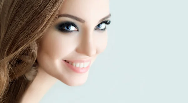 Makyaj ile Güzel Model, Mükemmel Taze Cilt ve Lon