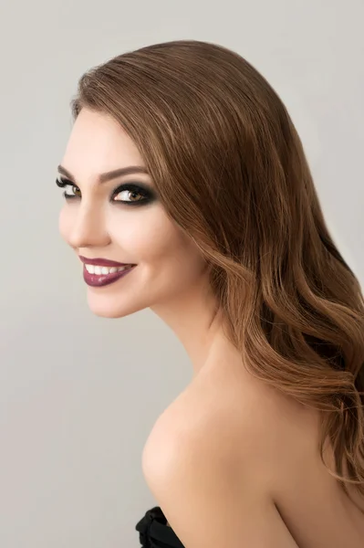 Krásný módní model s make-up, perfektní čerstvá pleť a Lon — Stock fotografie
