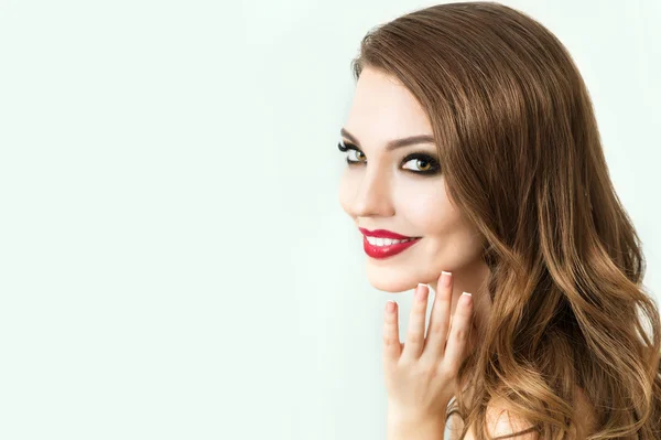 Hermosa modelo de moda con maquillaje, piel fresca perfecta y Lon — Foto de Stock