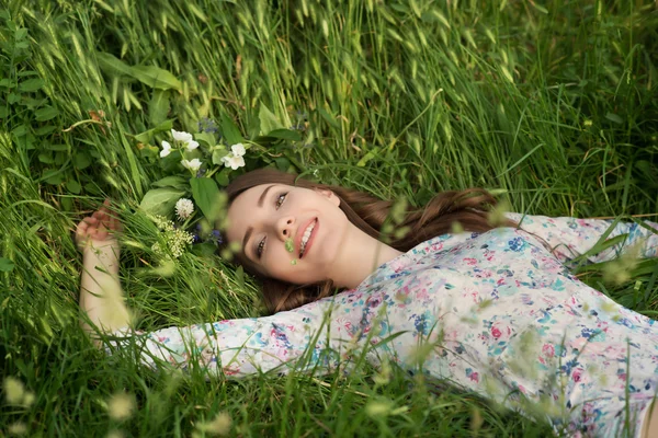 Piękna młoda kobieta w zielonej wiosennej trawie — Zdjęcie stockowe