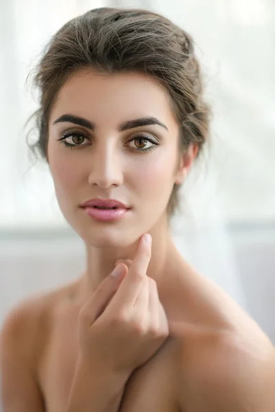 Model kosmetyczny z makijażu i świeżą skórą stwarza przed — Zdjęcie stockowe