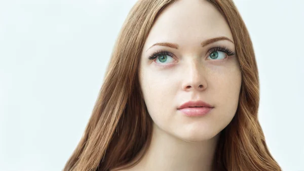 Beauty model met perfecte frisse huid en lange wimpers. — Stockfoto