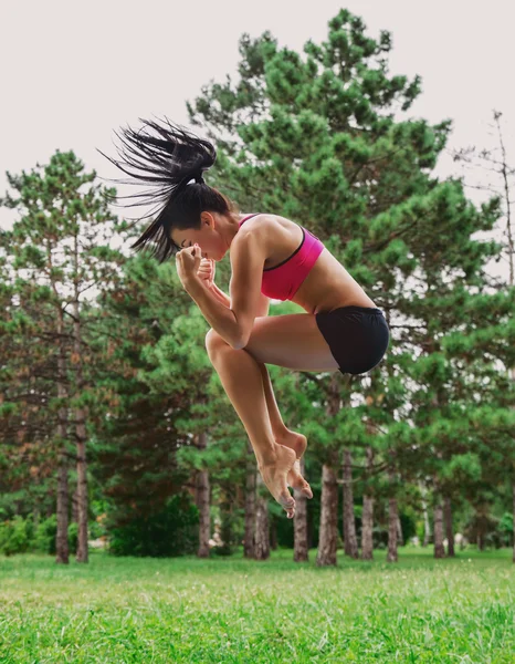 Mujer saltando fuera en el parque — Foto de Stock