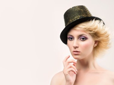 Genç güzellik modeli mükemmel taze deri ile.