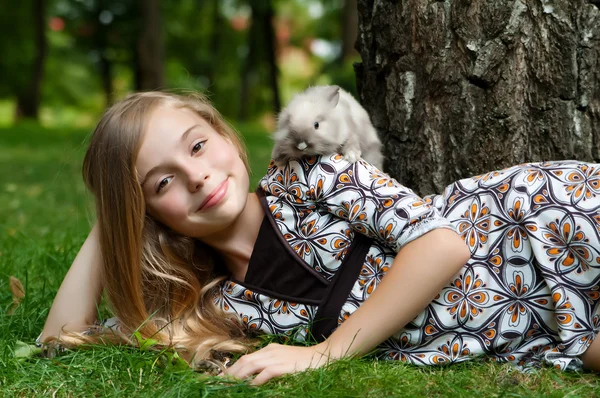 Felice bambina con coniglio — Foto Stock