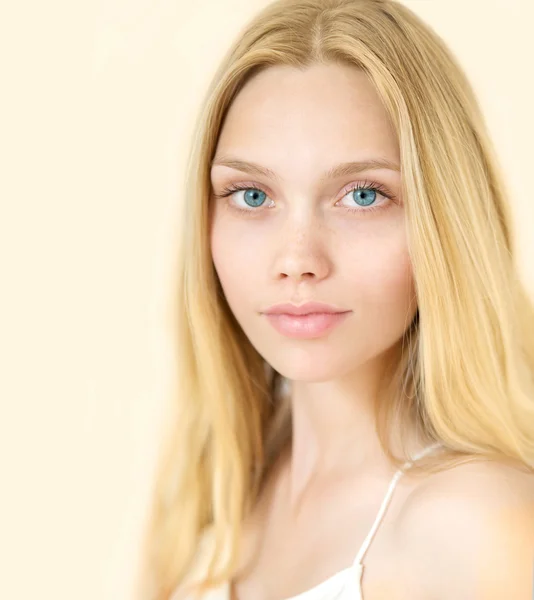 Unga skönhet modell med perfekt frisk hud. — Stockfoto