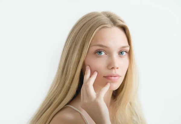 Modelo de beleza jovem com pele fresca perfeita . — Fotografia de Stock