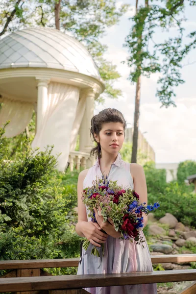 Belle jeune femme avec des fleurs — Photo