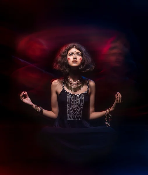 Kunst Mode Porträt der schönen jungen Frau mit Stammesstyling. gemischtes Licht — Stockfoto