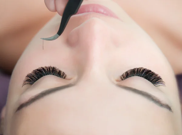 Eyelash Extension Procedure (engelsk). Kvinnelig øye med lange øyevipper. – stockfoto