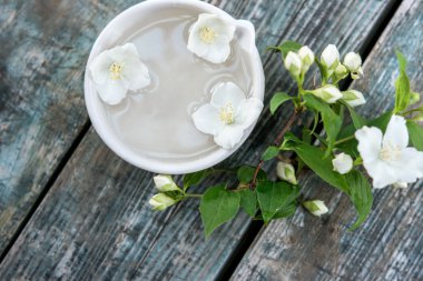 Deniz tuzu, yağ özü, jasmin akışı ile spa ve sağlıklı yaşam ayarı