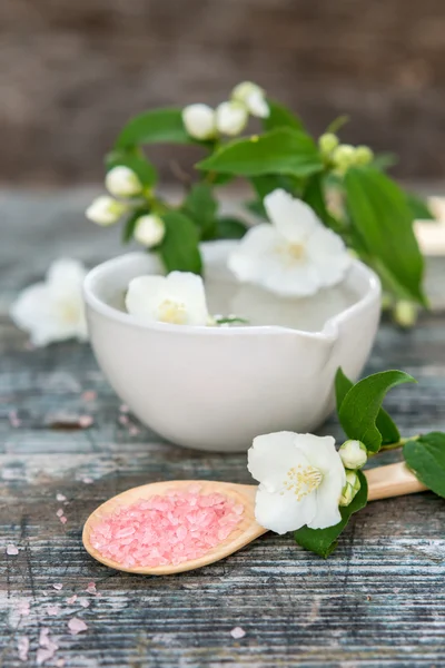 Spa e benessere con sale marino, essenza di olio, flusso di gelsomini — Foto Stock