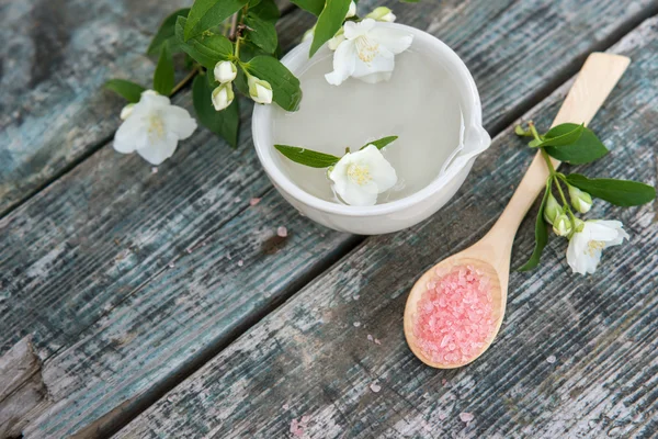 Spa e benessere con sale marino, essenza di olio, flusso di gelsomini — Foto Stock