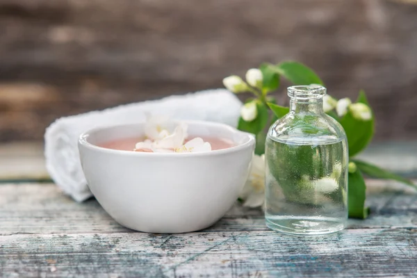 Spa e benessere con sale marino, essenza di olio, flusso di gelsomini — Foto Stock