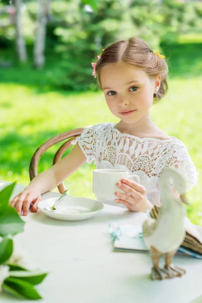 Bambina con tazza bianca all'aperto . — Foto Stock