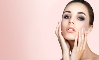 Temiz ciltli ve dumanlı göz makyajlı güzel bir kadın. Doğal çıplak makyajlı güzellik modeli portresi. Spa, cilt bakımı ve sağlık. Kapat, arkaplan, kopyala.