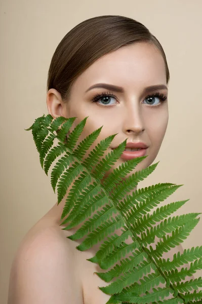 Młoda Piękna Uśmiechnięta Modelka Naturalnym Makijażem Długimi Rzęsami Zielonym Liściem — Zdjęcie stockowe