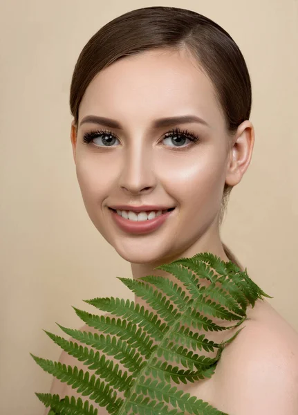 Νεαρό Όμορφο Χαμογελαστό Μοντέλο Φυσικό Μακιγιάζ Μακριές Βλεφαρίδες Και Πράσινο — Φωτογραφία Αρχείου