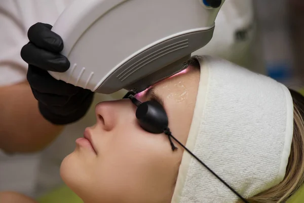 Terapeut Kosmetik Dělá Laserovou Léčbu Obličeje Mladé Ženy Kosmetické Klinice — Stock fotografie