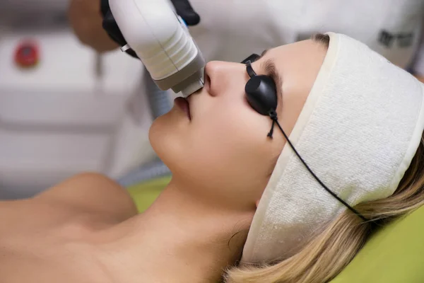 Terapeut Kosmetik Dělá Laserovou Léčbu Obličeje Mladé Ženy Kosmetické Klinice — Stock fotografie